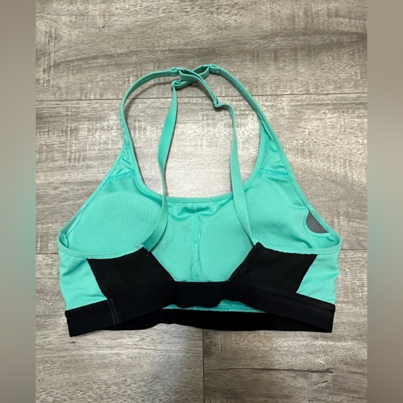 Nike criss cross sports bra - Small - Picture 2 of 3